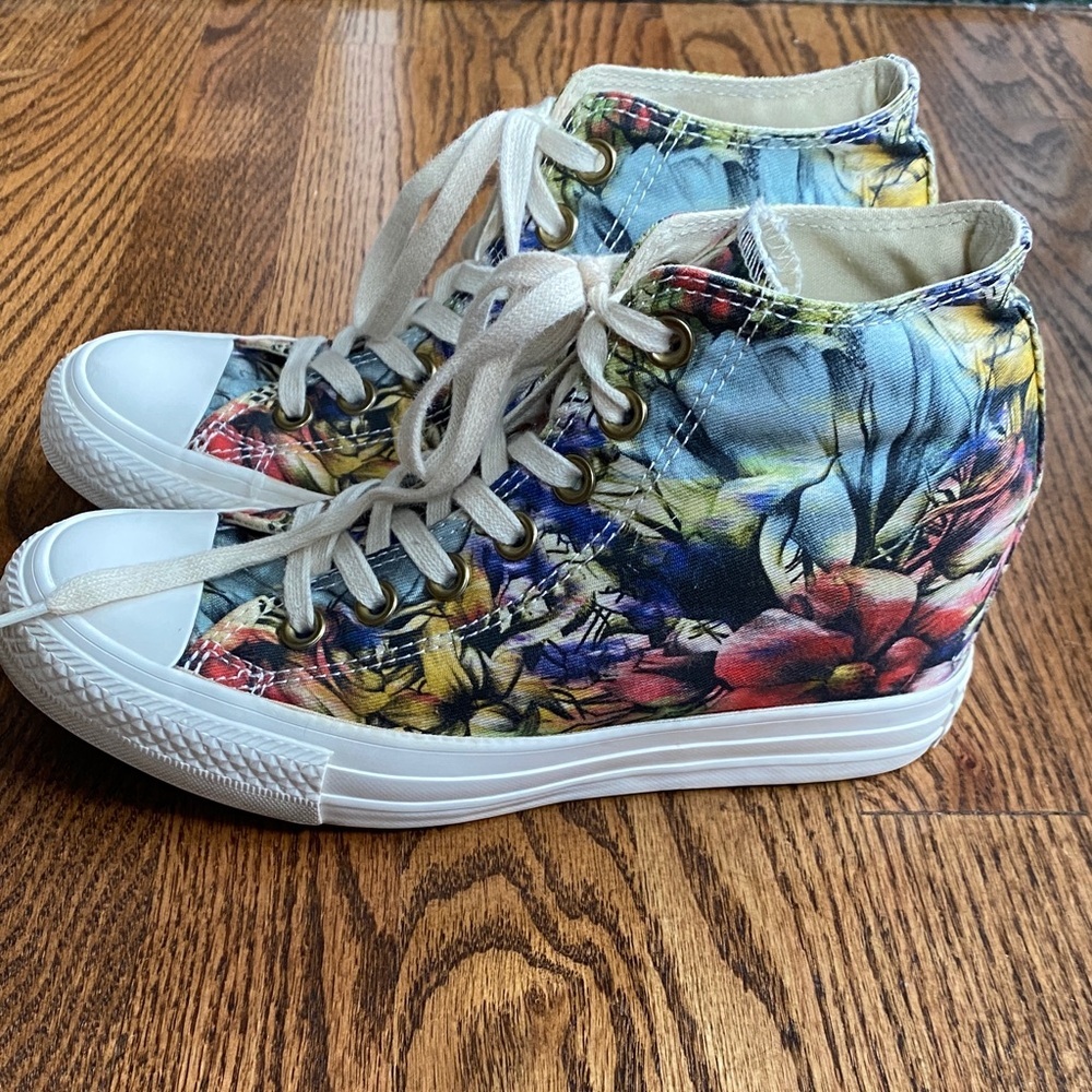 Hawaiian floral Converse All Stars Lux, hidden wedge sneakers, size 7.5.
